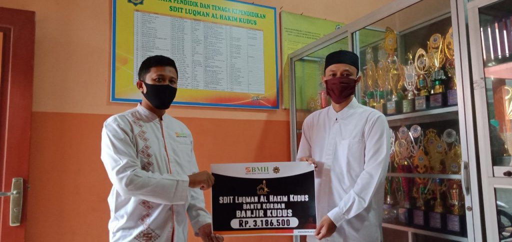 SDIT Luqman Al Hakim Bantu Korban Banjir Kudus
