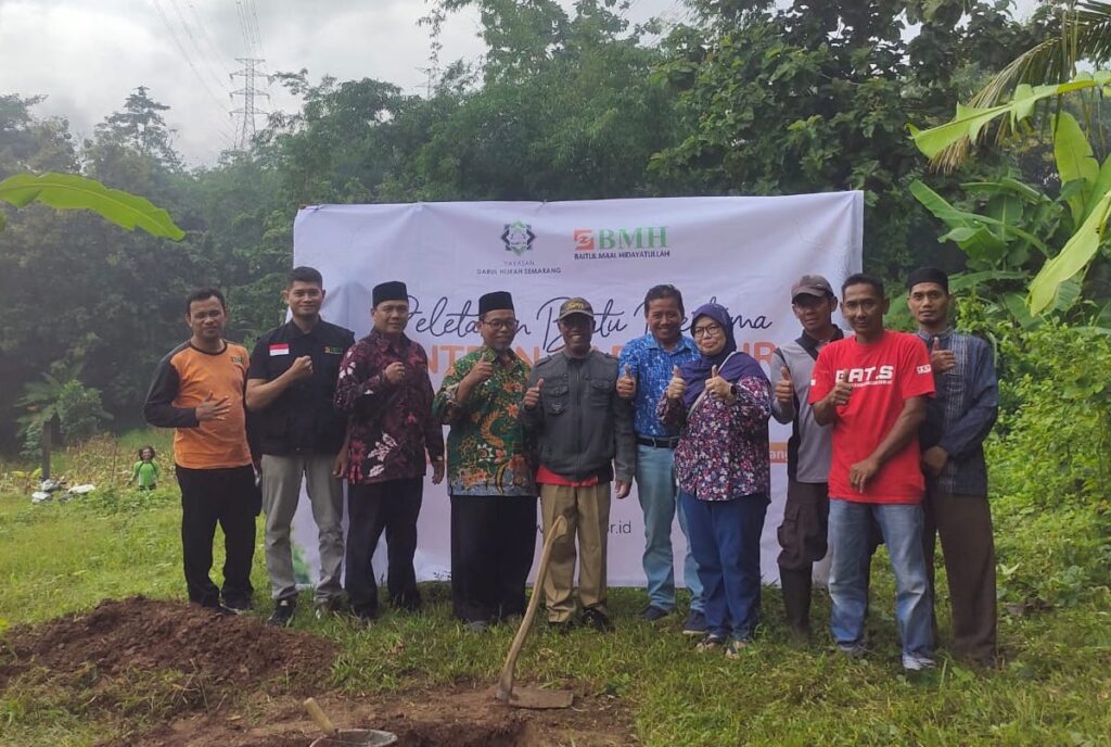 Dewan Pengurus Daerah (DPD) Kab. Semarang Bersama BMH Gerai Kab. Semarang  melaksanakan agenda Peletakan Batu Pertama pembangunan Ponpes Darul Hijrah